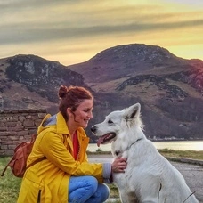 Chien et son maitre en voyage